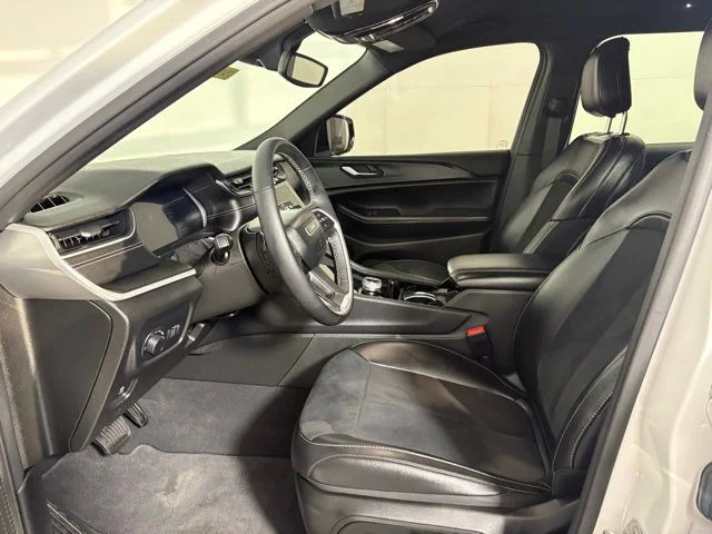 Used 2023 White Jeep Altitude image 24