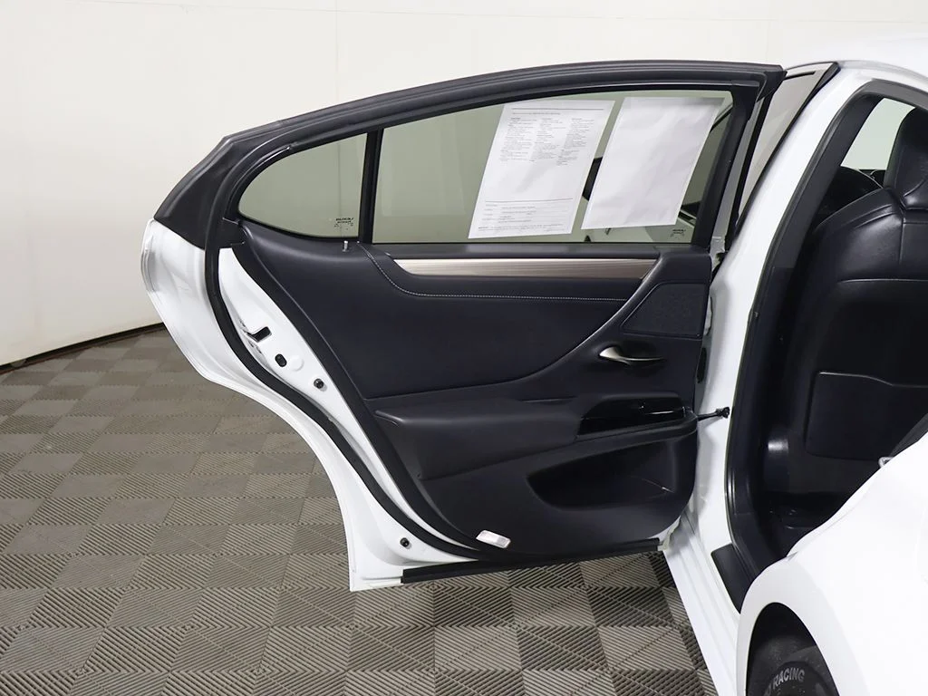 Used 2023 White Lexus 300h image 22