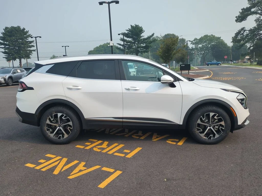 Used 2023 White Kia EX image 3