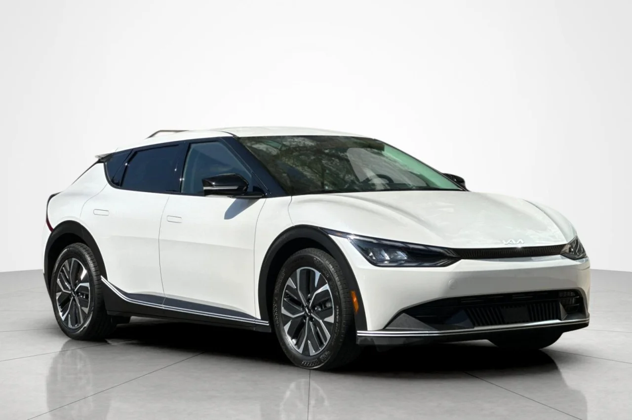Used 2023 WHITE Kia Light image 7
