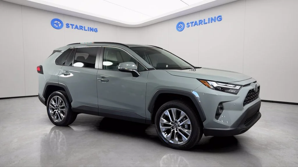 Used 2023  Toyota XLE Premium image 13