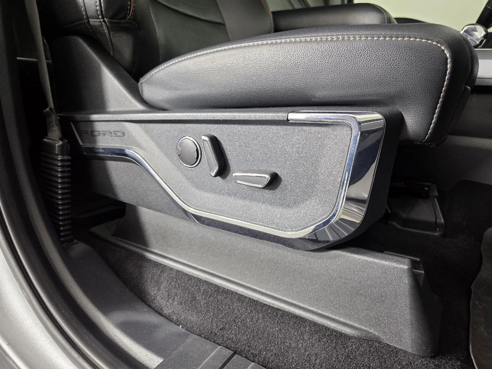 Used 2022  Ford LARIAT image 24