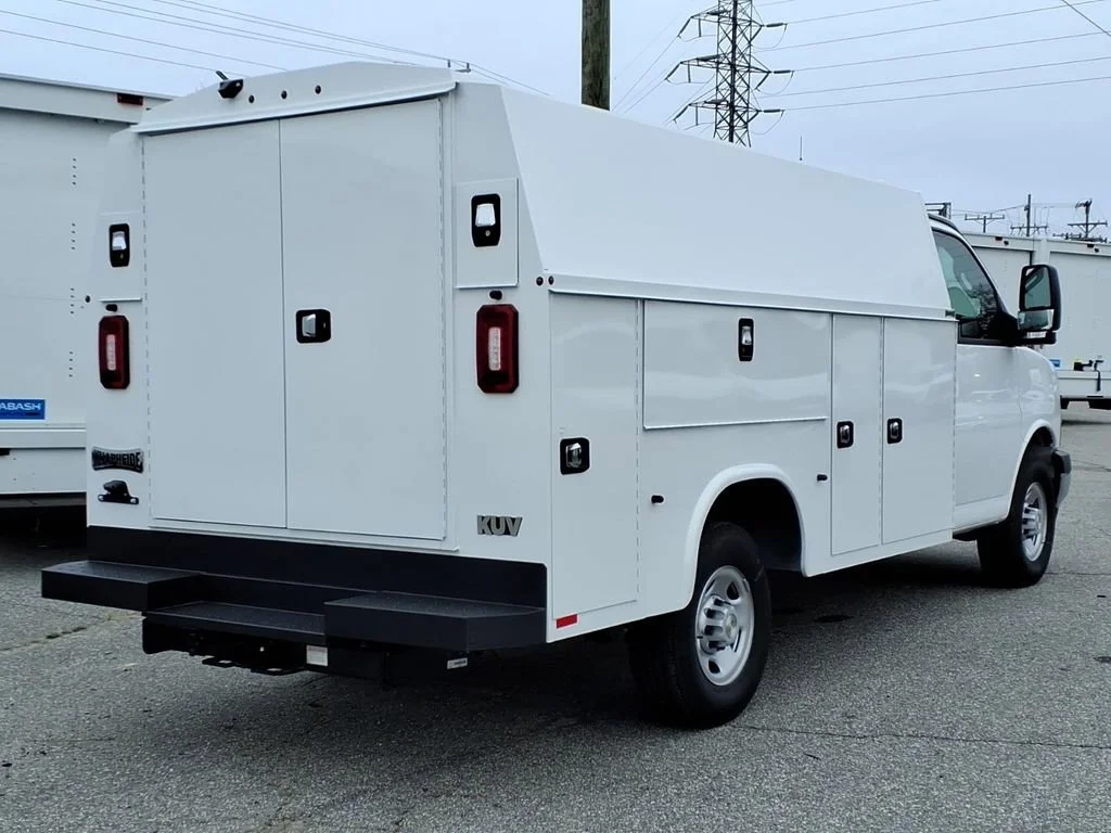 New 2025 Summit White Chevrolet 1WT image 4
