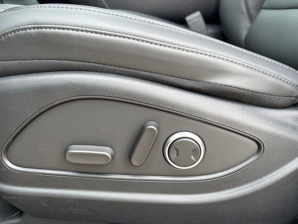 New 2026 White Pearl Hyundai Blue SEL 8P image 17