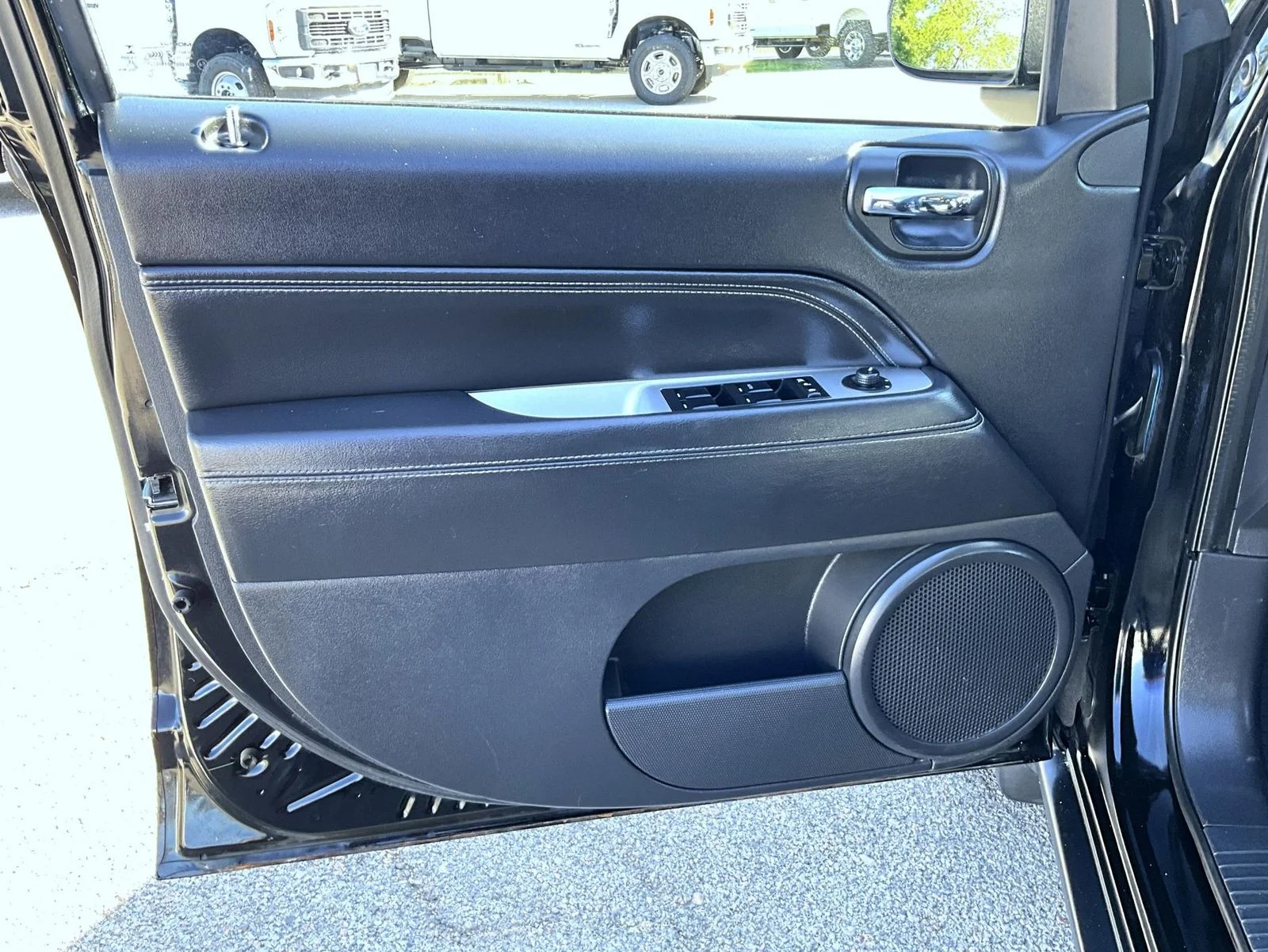 Used 2015 Black Jeep Altitude image 10