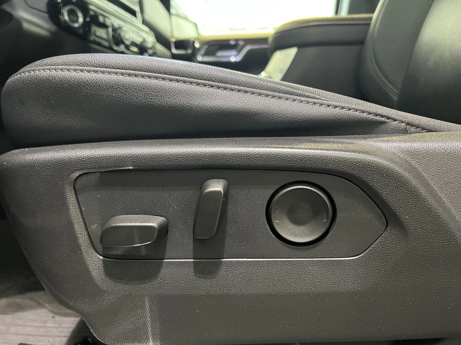 Used 2024 Dynamic Blue Metallic GMC Elevation image 17