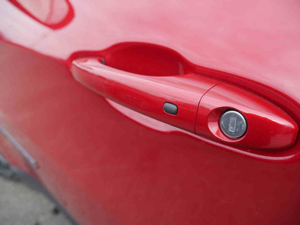 New 2026 Red Hot Pearl-Coat Exterior Paint Jeep Latitude image 9