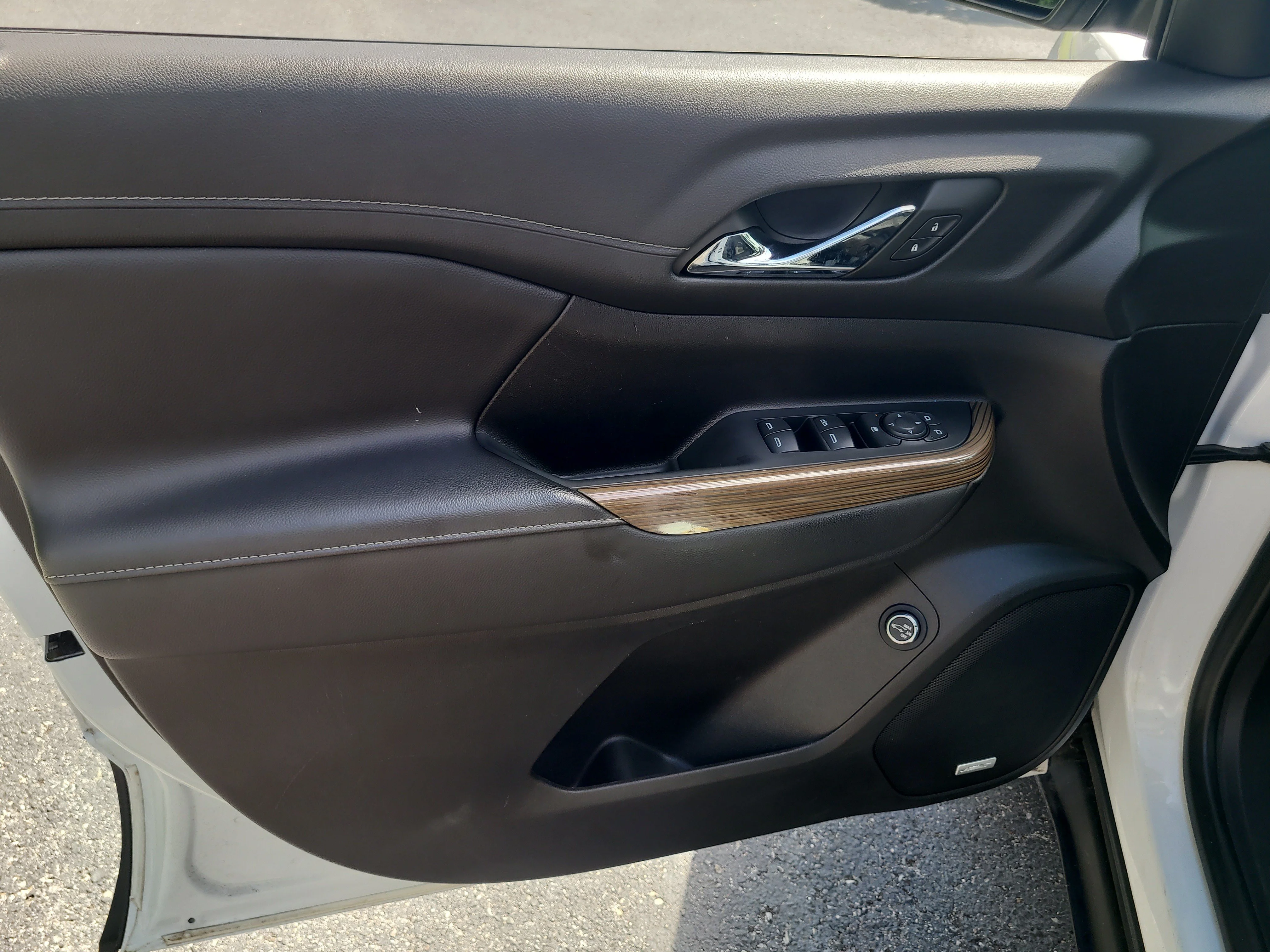 Used 2023 Summit White GMC SLE image 16