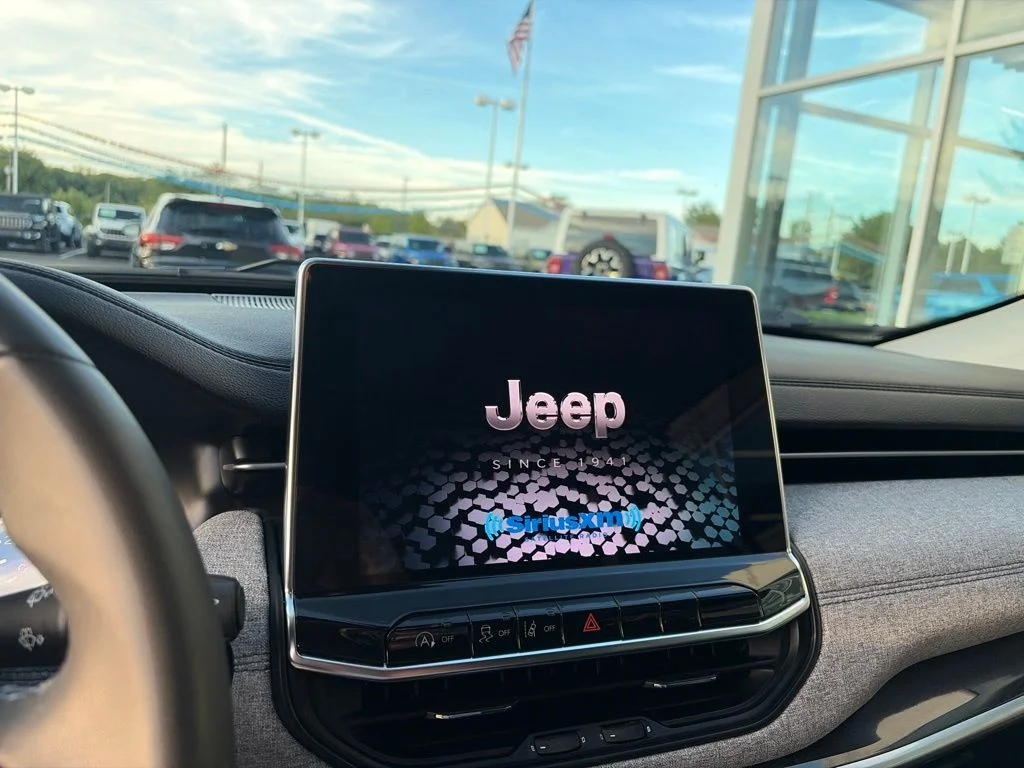 Used 2022 Black Jeep Latitude image 31