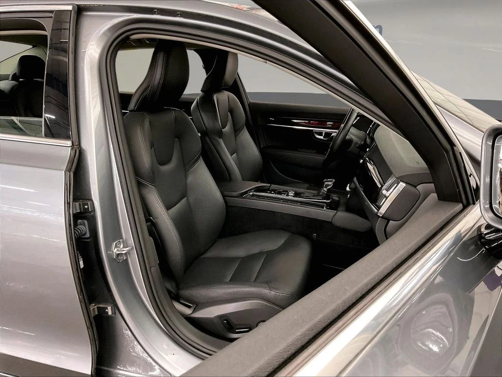 Used 2019 Gray Volvo T6 Momentum image 10