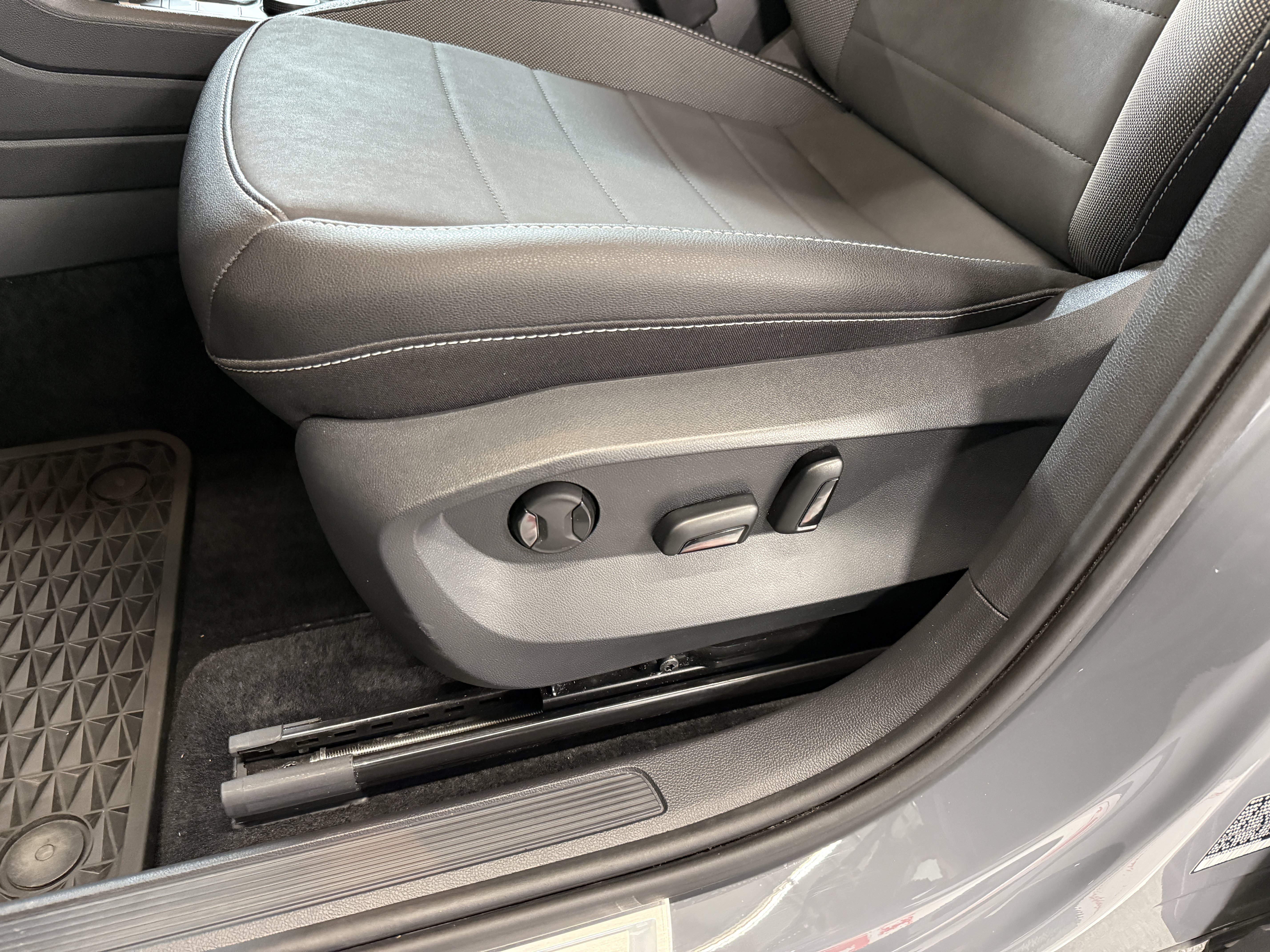 Used 2024 Pure Gray Volkswagen SE image 13