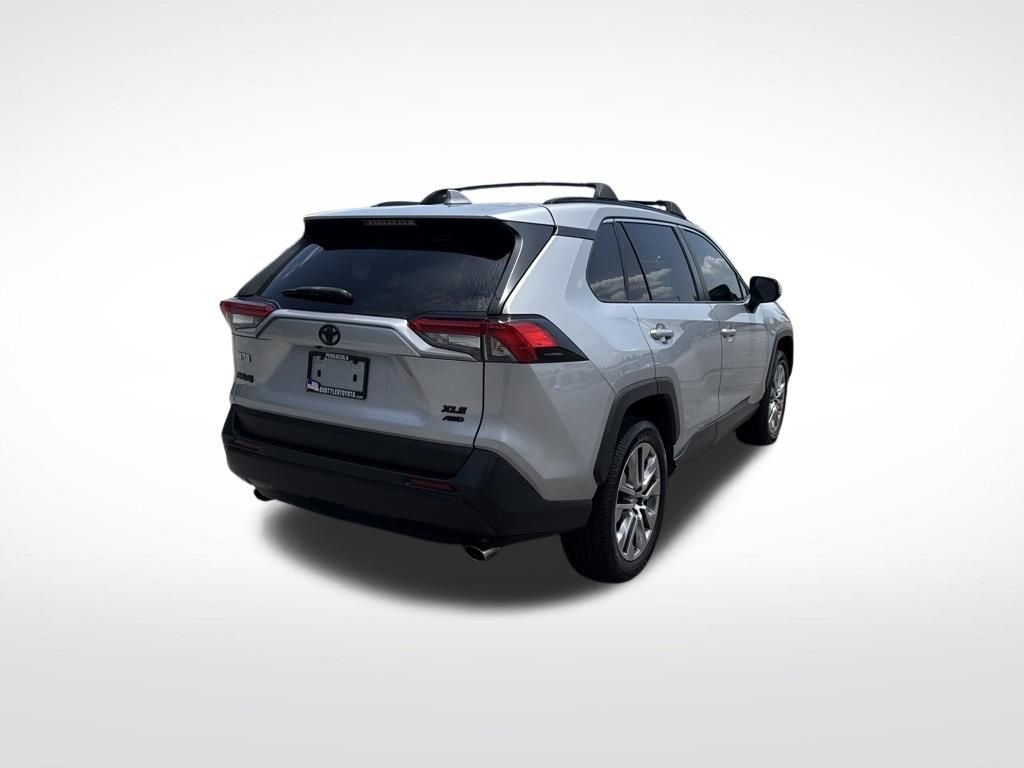Used 2022 Silver Toyota XLE Premium image 5