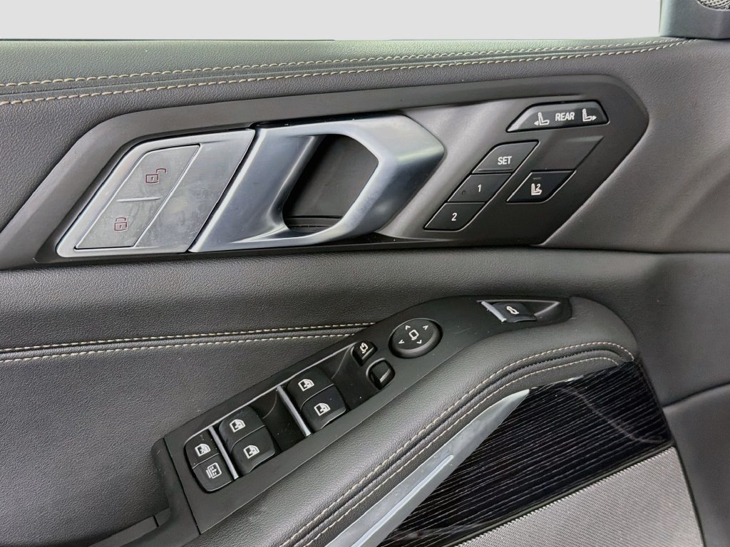Used 2027 Black BMW xDrive40i image 18