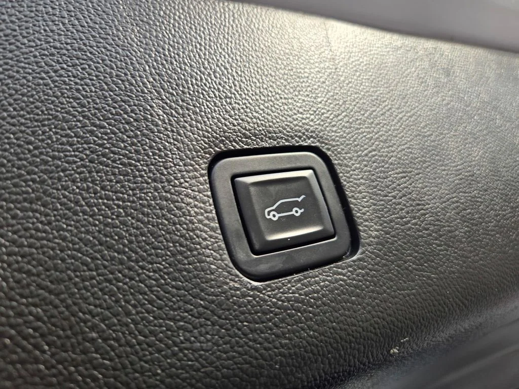 Used 2019 White Chevrolet LT AWD image 34