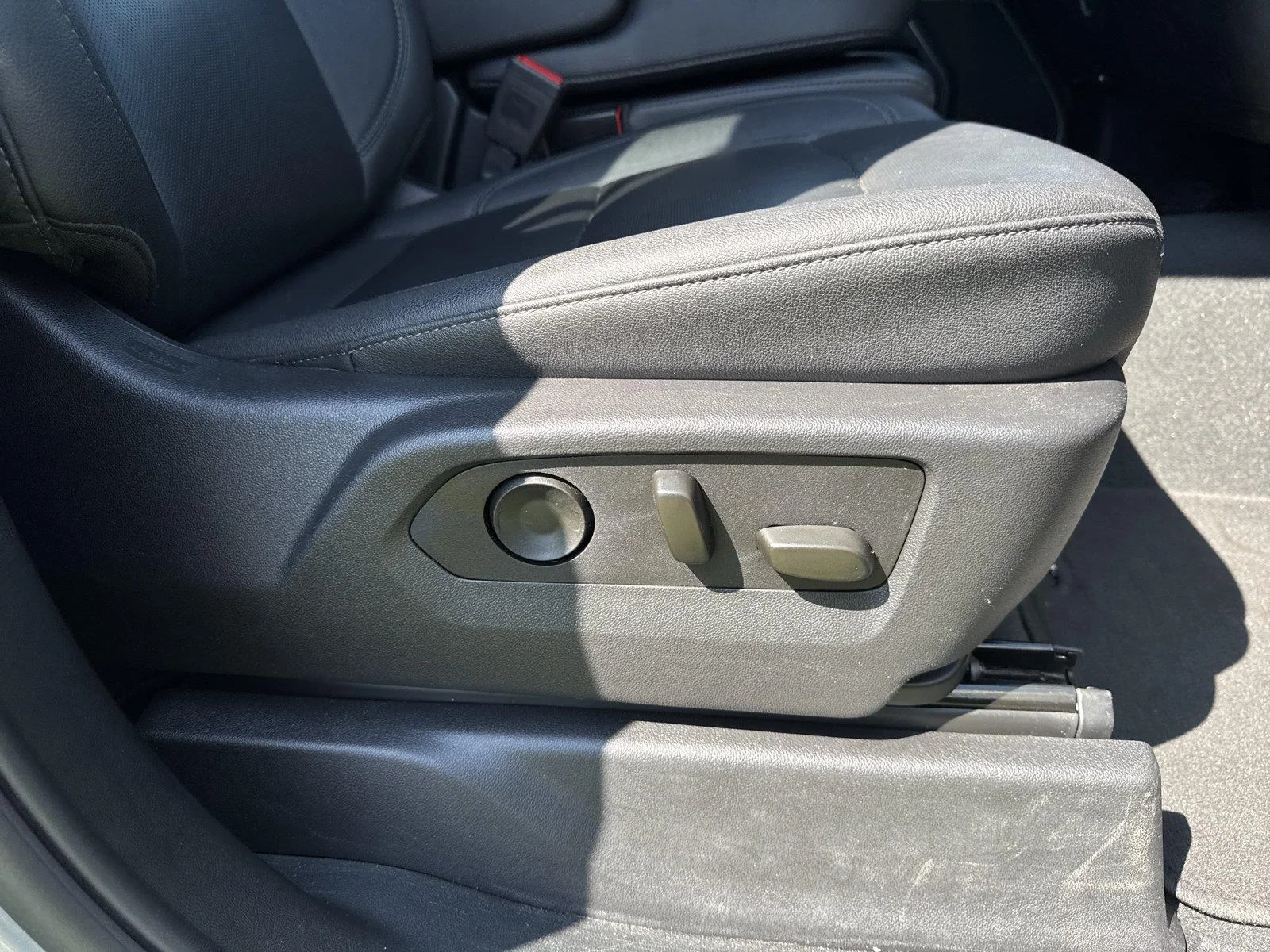 Used 2025 Sterling Metallic GMC SLT image 31