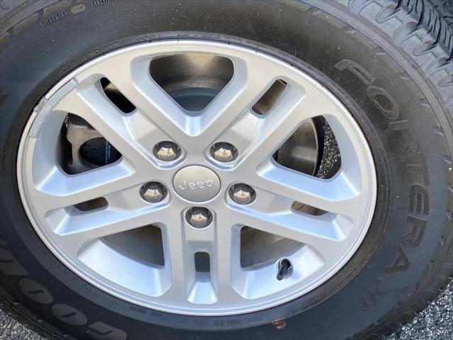 Used 2023 Diamond Black Crystal Pearlcoat Jeep Laredo image 26