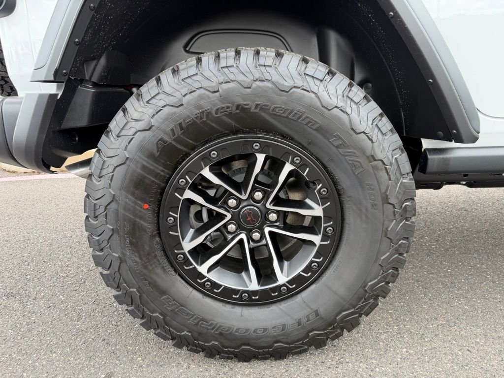 New 2026 Bright White Clear-Coat Exterior Paint Jeep Rubicon image 9