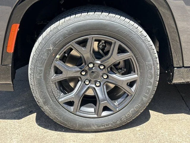 New 2026 Baltic-Gray Metallic Clear-Coat Exterior Paint Jeep Limited Altitude image 13