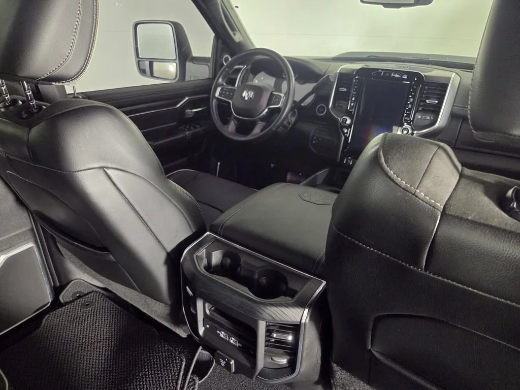 Used 2024 Billet Silver Metallic Clearcoat Ram Laramie image 30