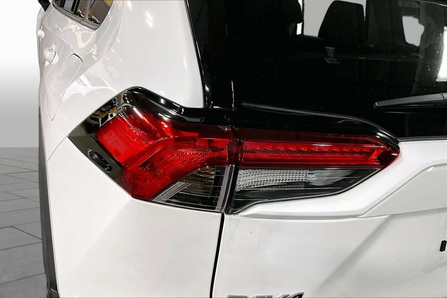 Used 2025 Ice Cap Toyota Hybrid XLE image 29