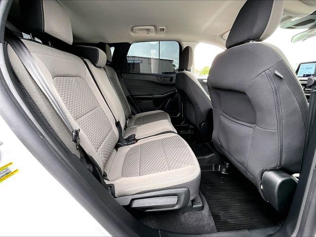 Used 2022 Oxford White Ford SE image 16