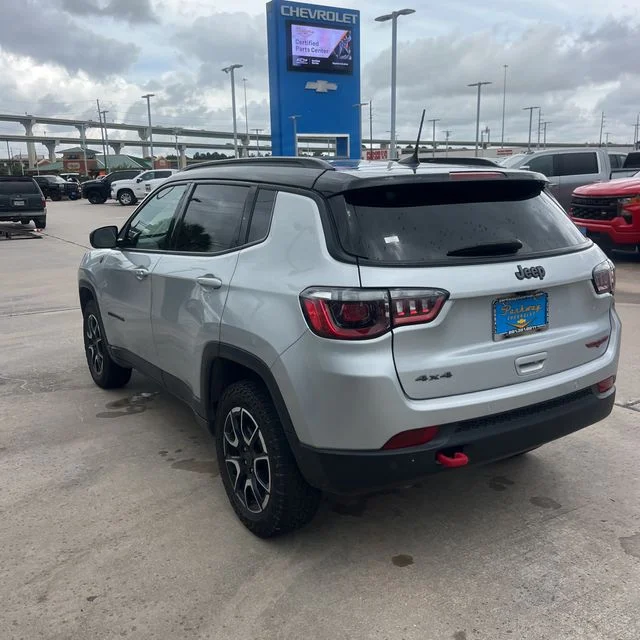 Used 2025 Silver Zynith Metallic Clearcoat Jeep Trailhawk image 3