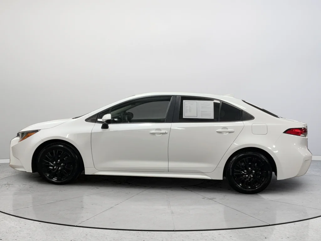 Used 2021 White Toyota LE image 10