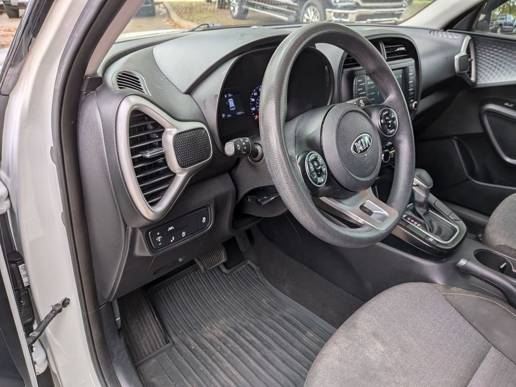 Used 2020 White Kia S image 28