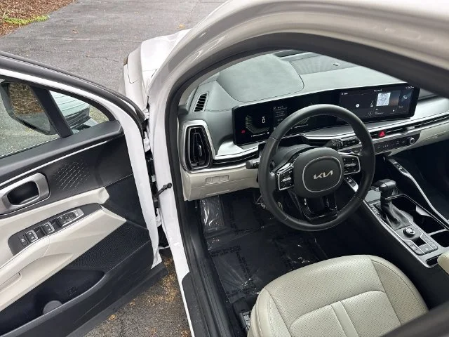 Used 2025 White Kia S image 17