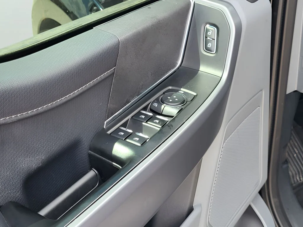 Used 2025 AGATE BLACK METALLIC Ford XLT image 20
