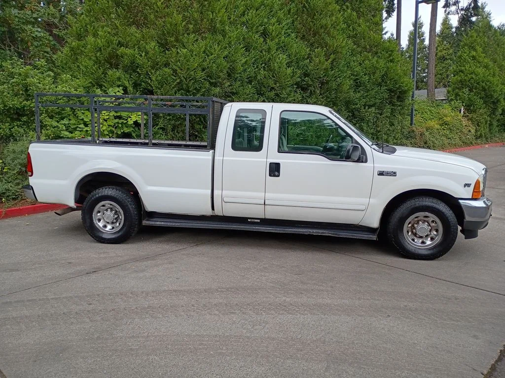 Used 2001 Oxford White Clearcoat Ford XL image 3