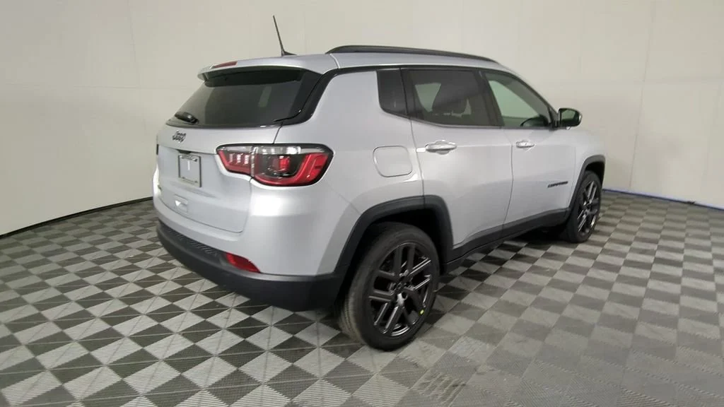 New 2026 Silver Zynith Metallic Clear-Coat Exterior Paint Jeep Latitude Altitude image 5