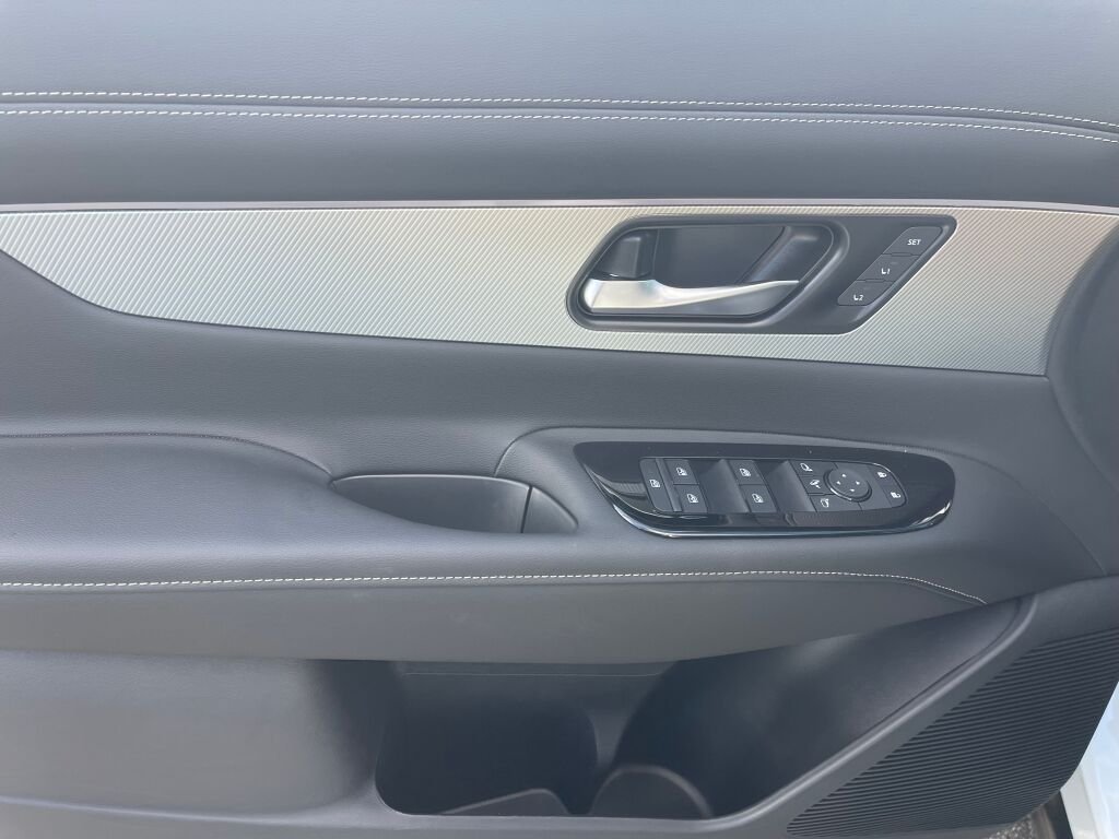 New 2027 Everest White Pearl Tricoat/Super Black Nissan Platinum image 7