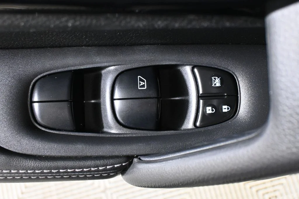 Used 2017 Blue Nissan SL image 26