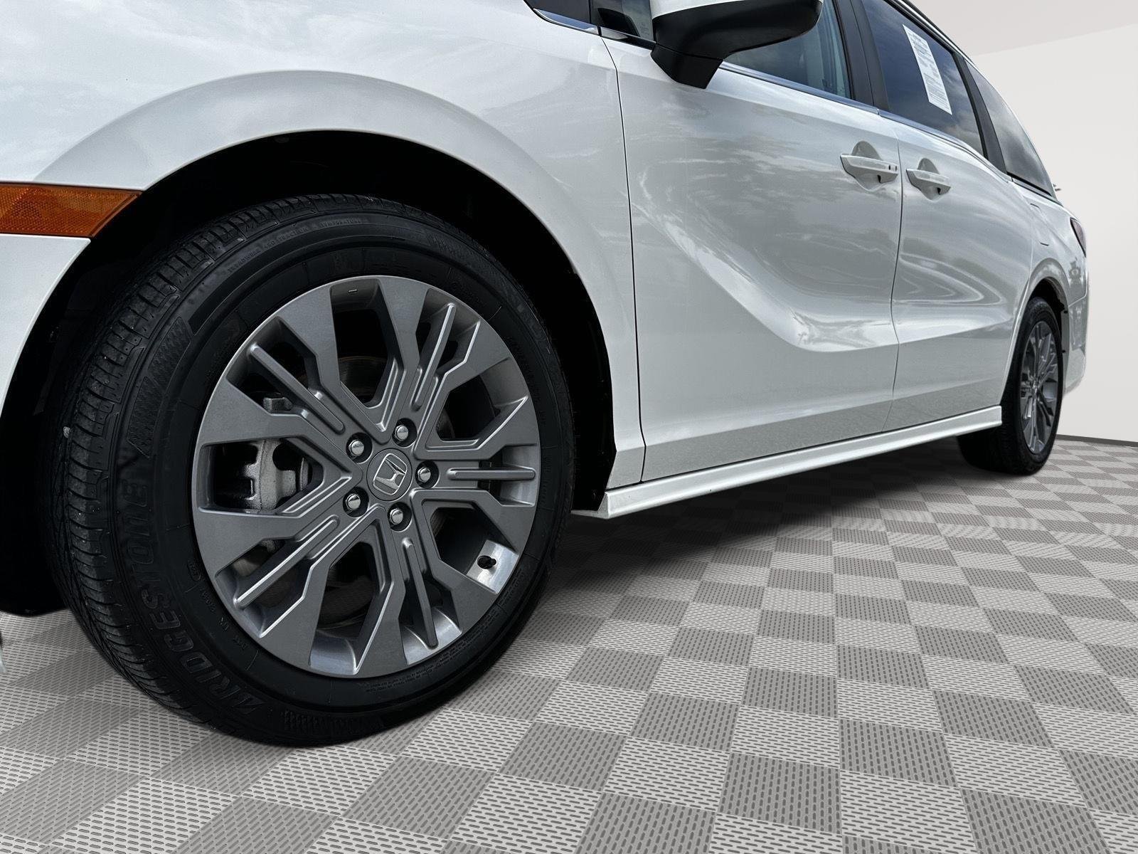 Used 2025 Platinum White Pearl Honda Touring image 6