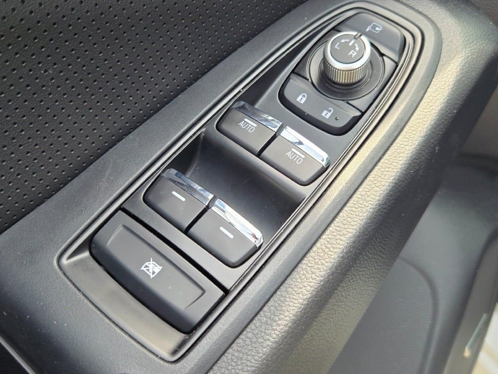 Used 2025 White Subaru Onyx Edition Touring image 30