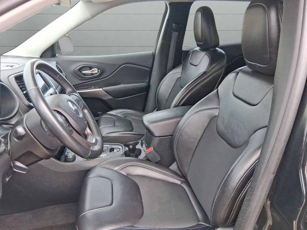 Used 2019 Black Jeep Latitude Plus image 9