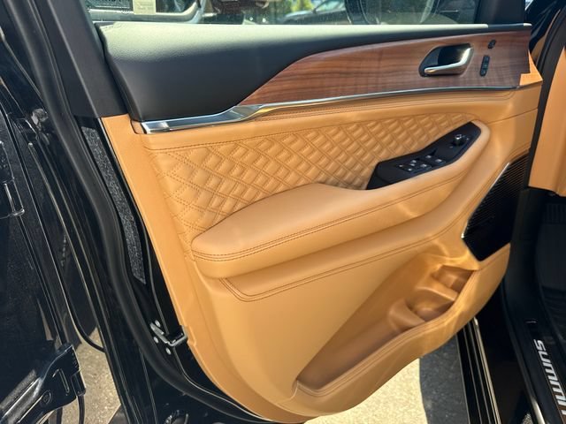 New 2026 Diamond Black Crystal Pearl-Coat Exterior Paint Jeep Summit image 16