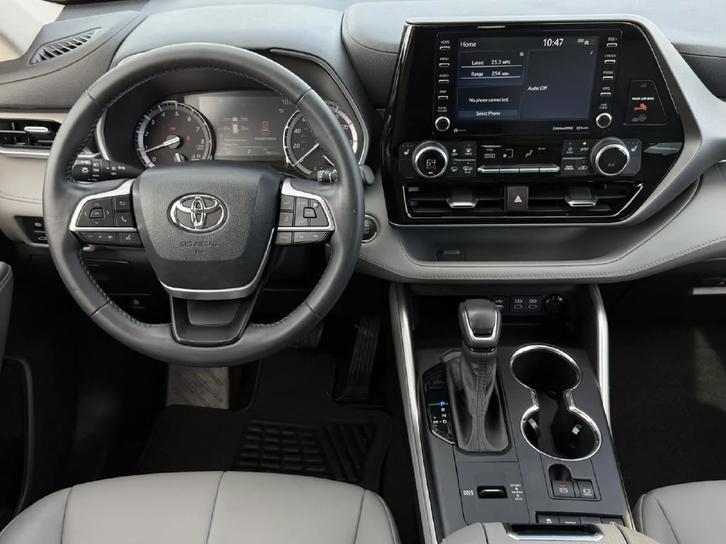 Used 2022  Toyota XLE image 12