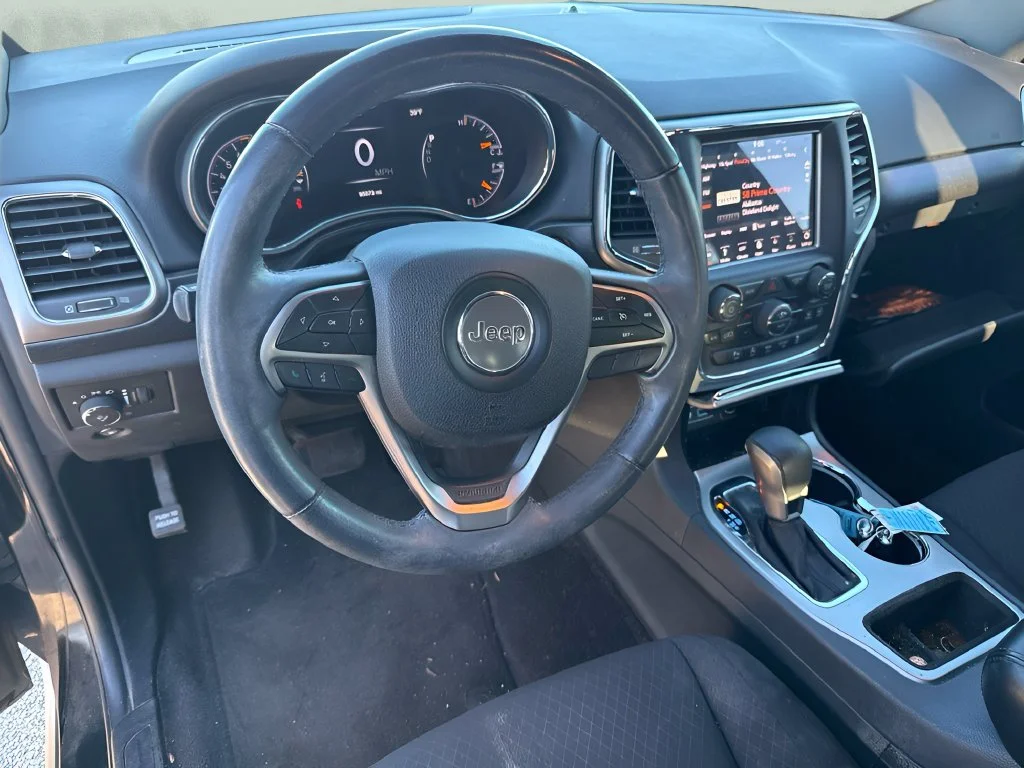 Used 2018  Jeep Laredo E image 10