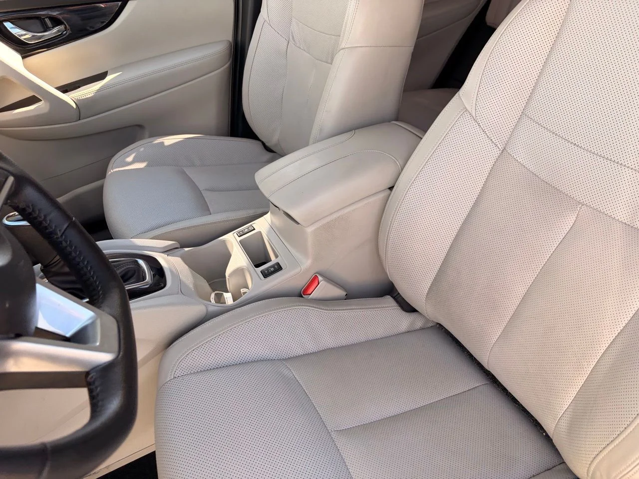 Used 2022 Pearl White Tricoat Nissan SL image 17