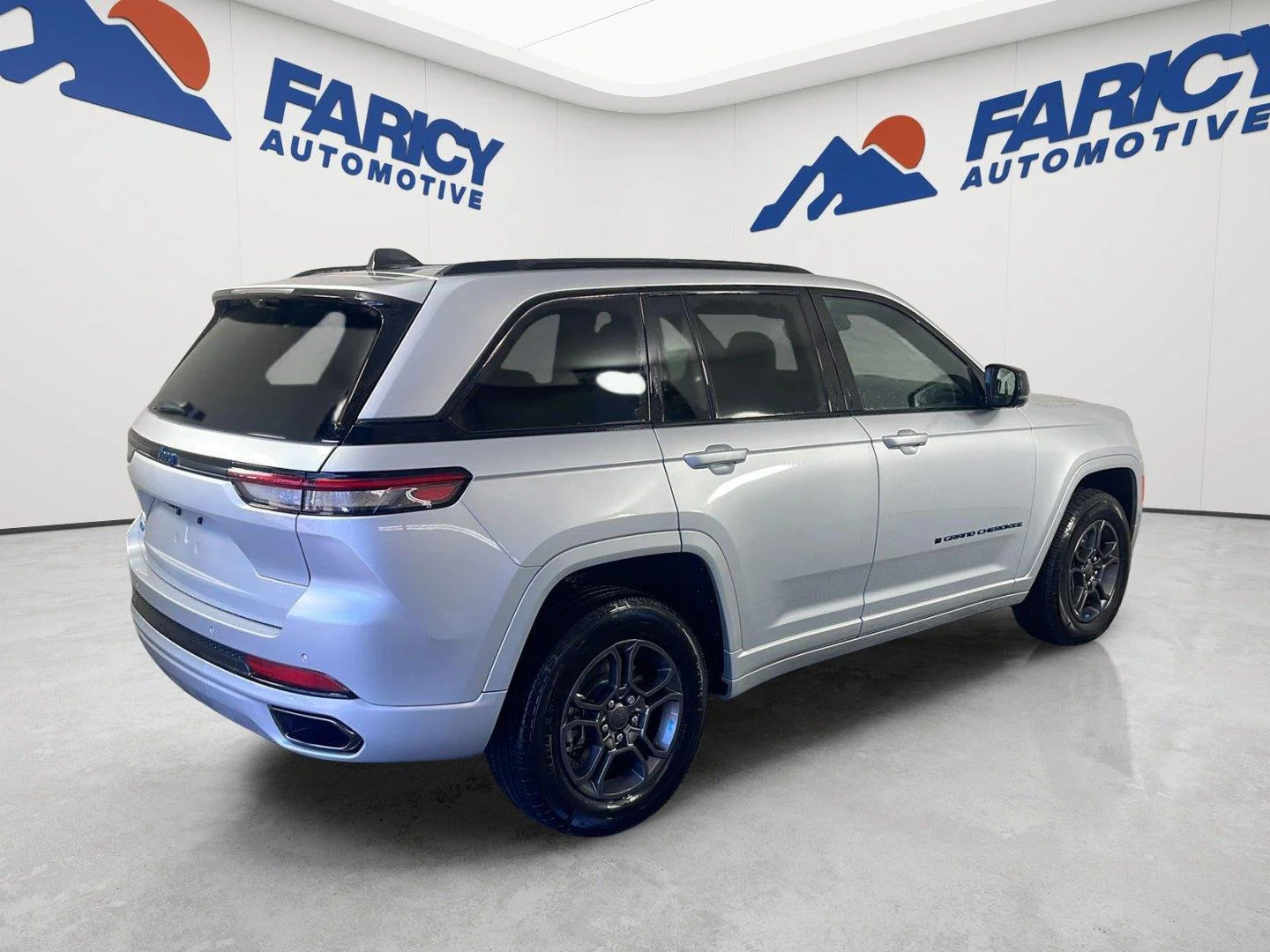 Used 2024 Silver Zynith Jeep Anniversary Edition image 6
