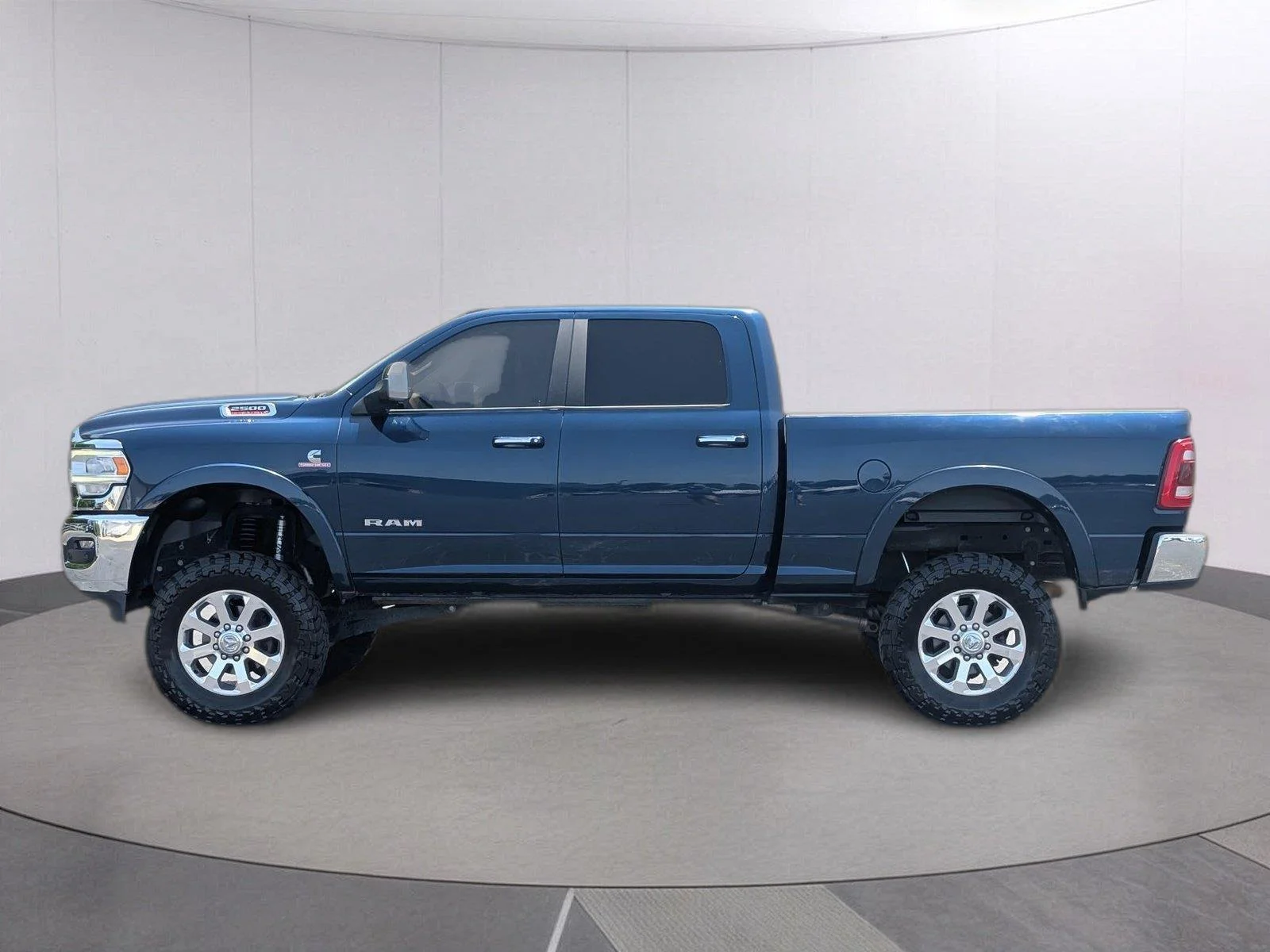 Used 2020 Patriot Blue Pearlcoat Ram Laramie image 2