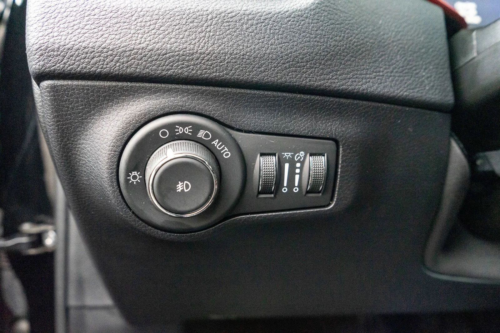 Used 2019 Diamond Black Crystal Pearlcoat Jeep Trailhawk image 15