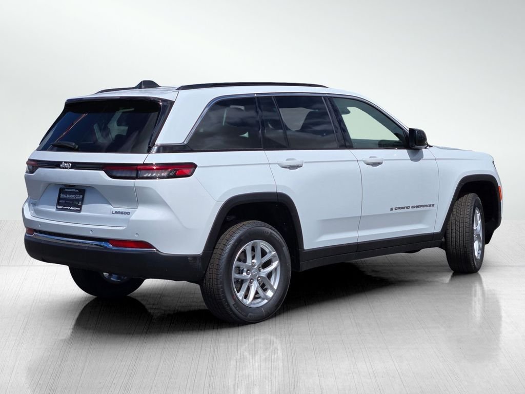 New 2026 Bright White Clear-Coat Exterior Paint Jeep Laredo image 4
