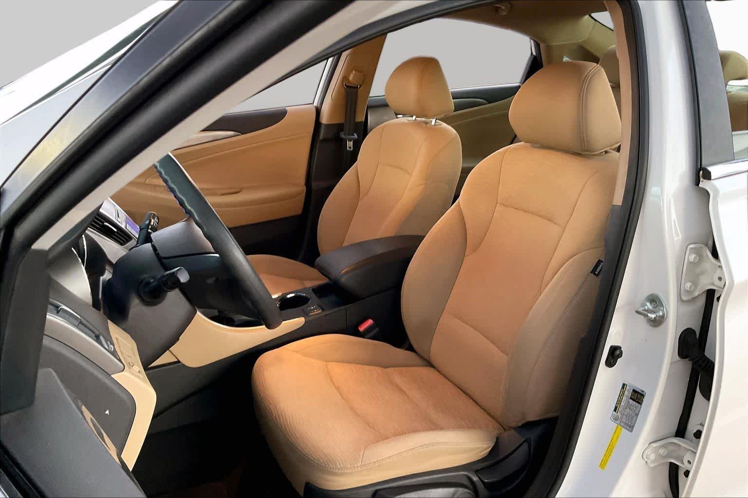 Used 2013 Porcelain White Pearl Hyundai  image 9