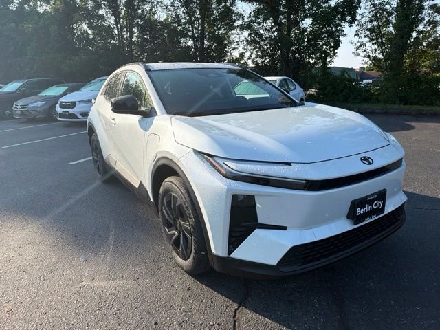 New 2026 Wind Chill Pearl <sup>1</sup> Toyota  SE image 3