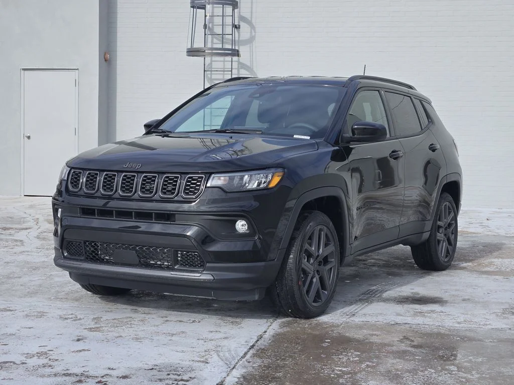 New 2026 Diamond Black Crystal Pearlcoat Jeep Latitude Altitude image 2