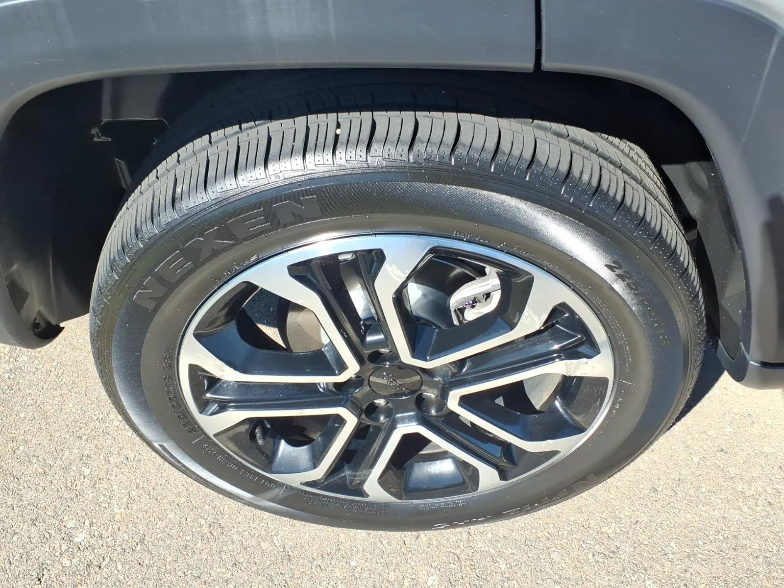 Used 2024 Gray Clearcoat Jeep Limited image 11