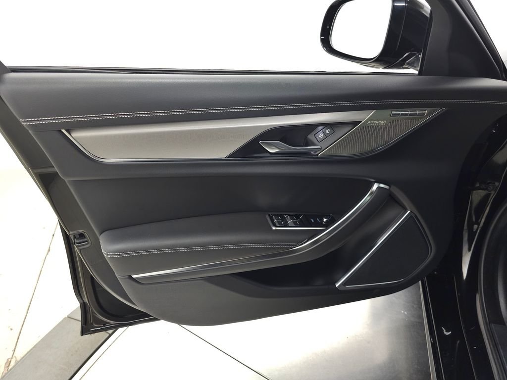 Used 2022  Jaguar R-Dynamic SE image 14